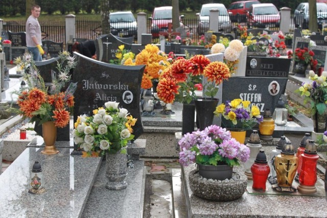 Na pomnikach znajdujących się na cmentarzu komunalnym w Jastrzębiu, ktoś niszczy porcelanowe fotografie zmarłych.