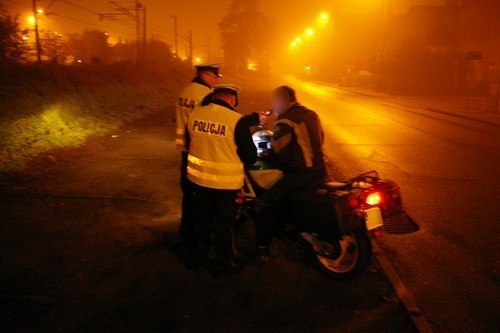 Leszno: Policjanci rozdawali kamizelki odblaskowe rowerzystom [ZDJĘCIA]