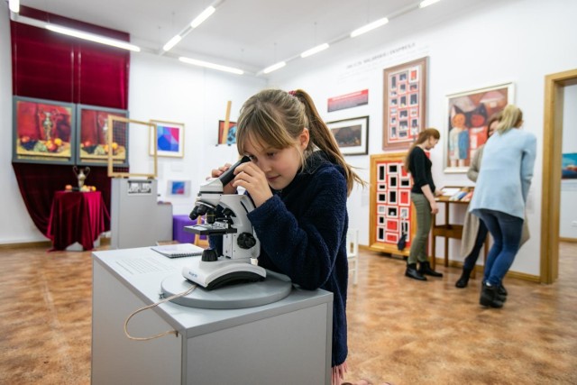 W Centrum Edukacji Muzealnej Muzeum Okręgowego w Bydgoszczy przy Mennicy 6 powstała nowa przestrzeń edukacyjna „Zabawy ze sztuką”. Zajrzeliśmy do środka!

Nowe miejsce w Muzeum Okręgowym im. L. Wyczółkowskiego w Bydgoszczy, przygotowane z myślą o najmłodszych odbiorcach sztuki, wygląda bardzo interesująco.

- Na przykładzie reprodukcji arcydzieł światowej i europejskiej sztuki, przy użyciu licznych interaktywnych urządzeń, zostaną wyjaśnione i omówione takie pojęcia jak m.in.: perspektywa, kompozycja, światłocień, barwa, ekspresja i  abstrakcja - słyszymy.

Przestrzeń edukacyjna „Zabawy ze sztuką” stanowi również okazję do postawienia sobie najbardziej fundamentalnych pytań: Czym jest sztuka? Jakie są jej funkcje? Czy sztuka może pomóc zrozumieć otaczający nas świat? 

"Zabawy ze sztuką" znajdują się w Centrum Edukacji Muzealnej przy ul. Mennica 6. Miejsce jest czynne od wtorku do piątku między godz. 9 a 16.

Dni wolne 2019 - kiedy wziąć wolne, żeby było ich jak najwięcej?



