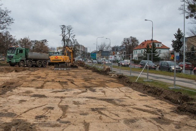 Archeolodzy odkryli między innymi fragmenty glinianych naczyń. Według nich są one są pozostałością osady sprzed ponad 2000 lat. Na terenie po dawnym cmentarzu ewangelickim, istniejącym tu od 1899 roku do końca II wojny światowej, znaleziono także prawie sto mogił.

Przejdź do kolejnego zdjęcia --->