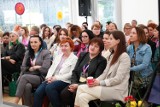 Wyjątkowa konferencja u śremskich Kawalerów Orderu Uśmiechu. Nauczyciele z całej Polski przekonali się "jak zrobić szkołę pełną kolorów"