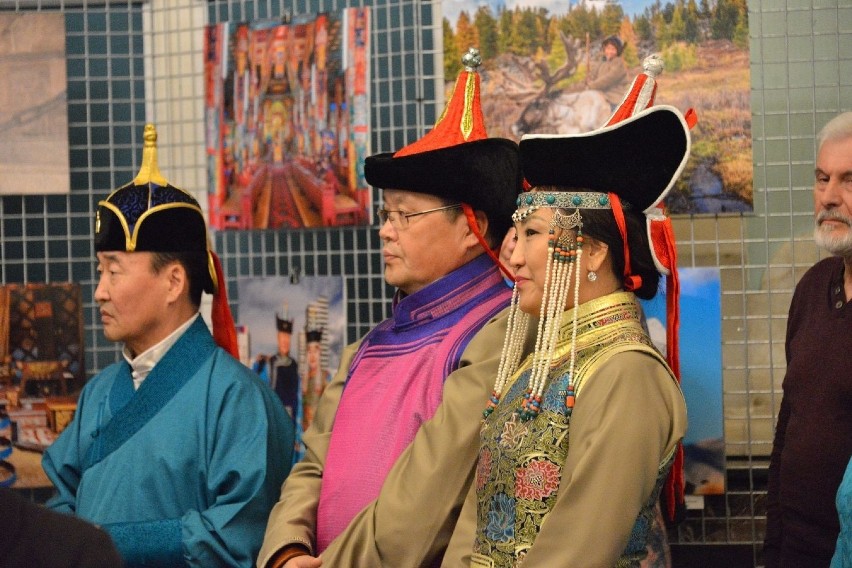 Tańce i piękne fotografie oraz... mongolskie placki kontra sandomierskie pierogi. W Kielcach o tradycjach Mongolii 