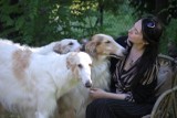 Fundacja Nomina Rosae poszukuje schronienia dla hodowczyni borzojów z Ukrainy, jej syna oraz psów