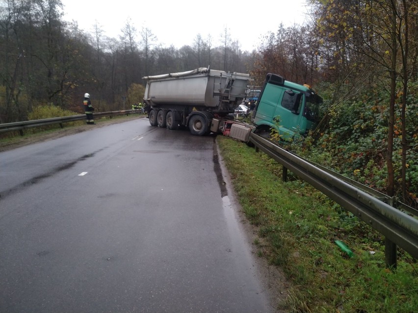 Zderzenie samochodu osobowego i ciężarowego na drodze między Sopieszynem i Wejherowem [ZDJĘCIA]