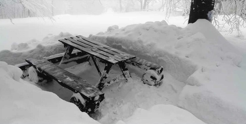 W Beskidach wciąż sporo śniegu. W rejonie Błatniej spadło go...