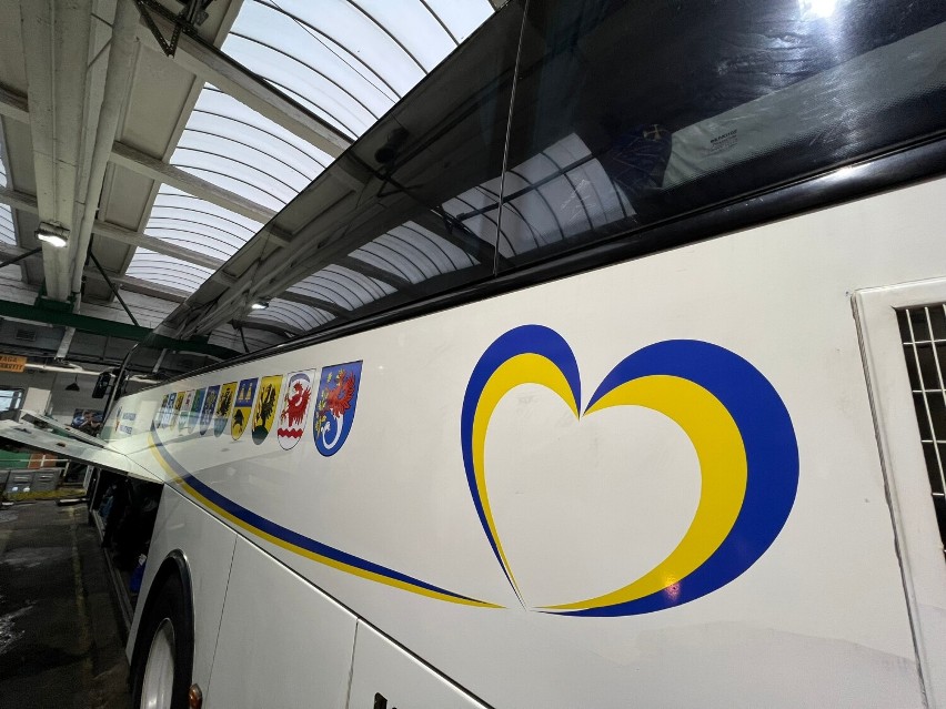 Autobus z powiatu bytowskiego przekroczył granicę ukraińską. Jest wypełniony darami