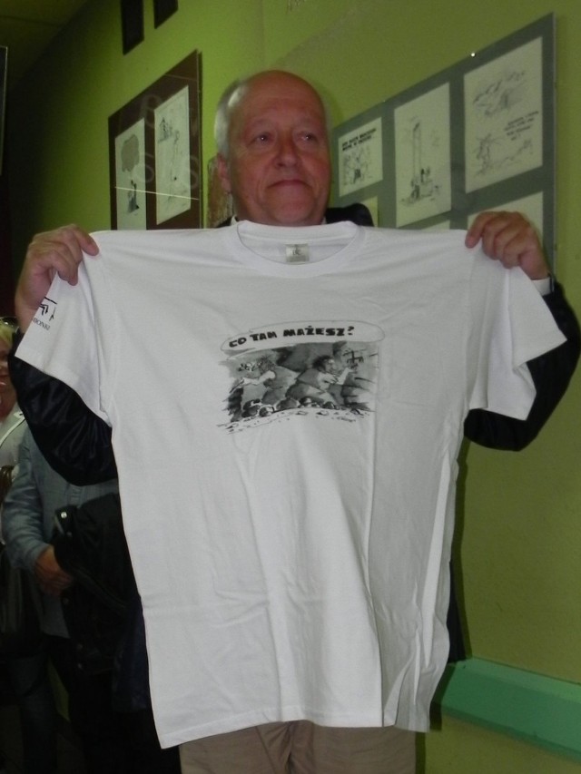 Grzegorz Religa z koszulką, na której znajduje się jeden z jego rysunków.