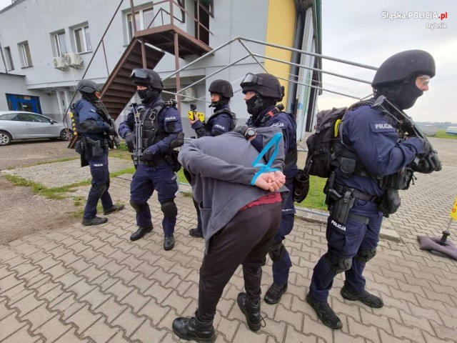 Wspólne ćwiczenia policjantów i strażaków w Rybniku, na terenie lotniska