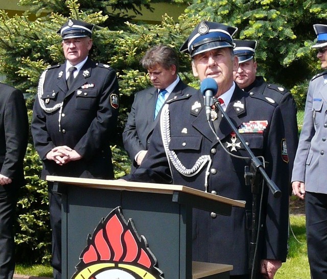 Nasi posłowie udzielali się też w straży. Przemawia Wojciech Zarzycki, pierwszy z lewej Mieczysław Łuczak