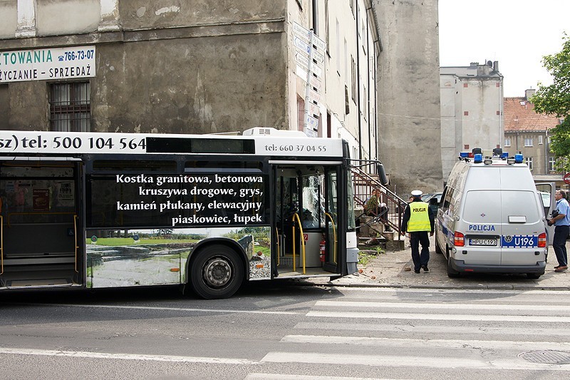 Kalisz: Autobus ostrowskiego MZK wjechał w kamienicę. ZOBACZ FILM i ZDJĘCIA