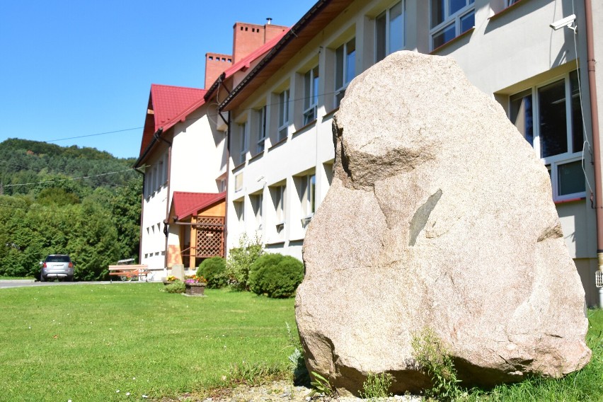 Obelisk przed szkołą w Komańczy poświęcony kardynałowi...