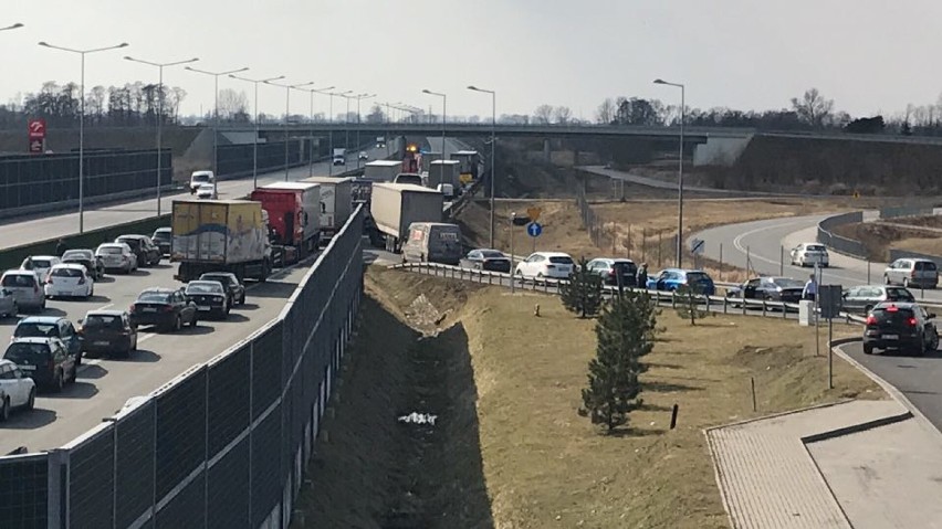 Wypadek na A2 pod Warszawą koło Grodziska Mazowieckiego....