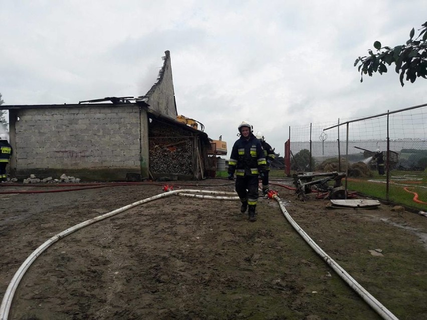 Pożar stodoły w Porębie Spytkowskiej wywołany jednym feralnym uderzeniem pioruna, straty to ok. 200 tys. zł