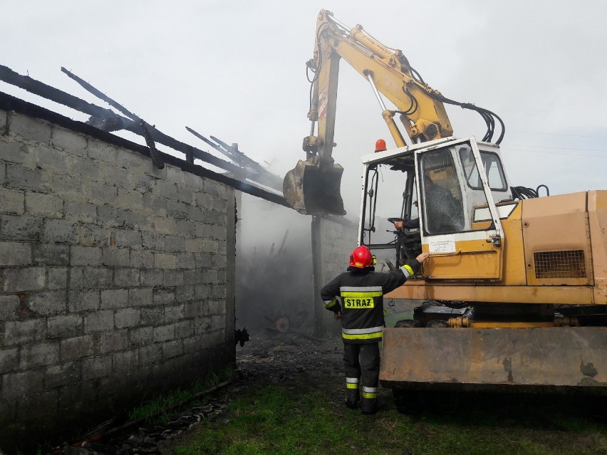 Pożar stodoły w Porębie Spytkowskiej wywołany jednym feralnym uderzeniem pioruna, straty to ok. 200 tys. zł