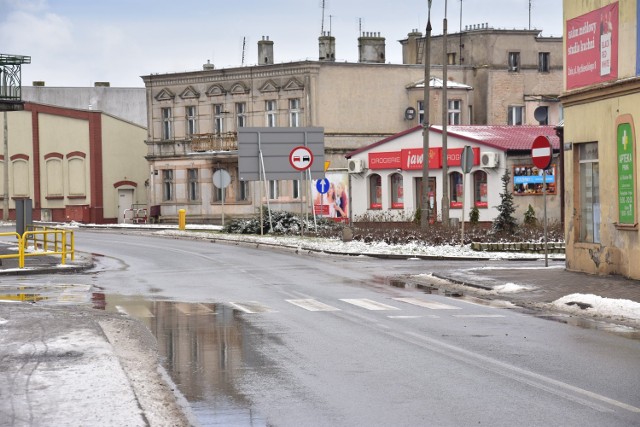 Mimo słabych opadów deszczu i niewielkich roztopów, na przejściu dla pieszych, znajdującym się na skrzyżowaniu ulic Aliantów, Kościuszki, Mickiewicza i Szpitalnej nadal stoi woda.