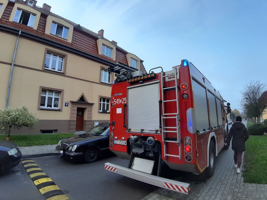 Szczecineccy policjanci uratowali staruszkę z płonącego mieszkania [zdjęcia]