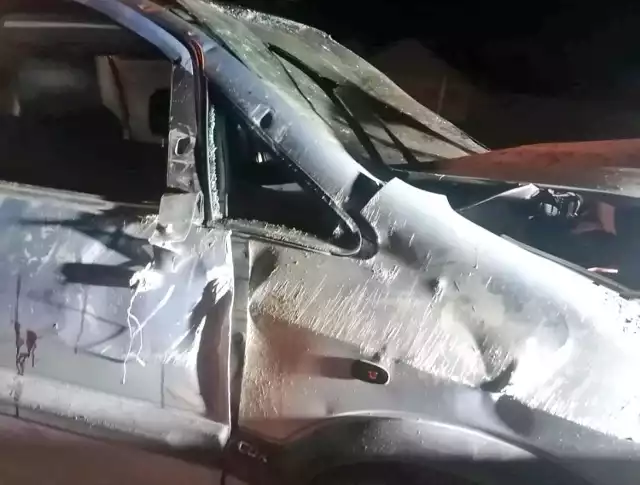 Śmiertelny wypadek miał miejsce w powiecie mławskim na Mazowszu. Kierowca samochodu, który uderzył w drzewo, uciekł z miejsca zdarzenia.