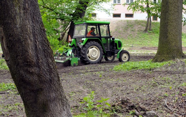 Jeszcze kilka tygodni temu ratusz zbierał medialne cięgi za to, że prace w Ogrodzie Saskim są zbyt mało zaawansowane.Tym bardziej, że z powodu długiej zimy opóźnił się założony harmonogram.