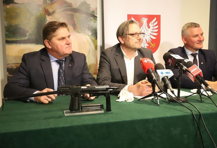 O nowych eksponatach muzeum mówili dyrektor Leszek Ruszczyk,...