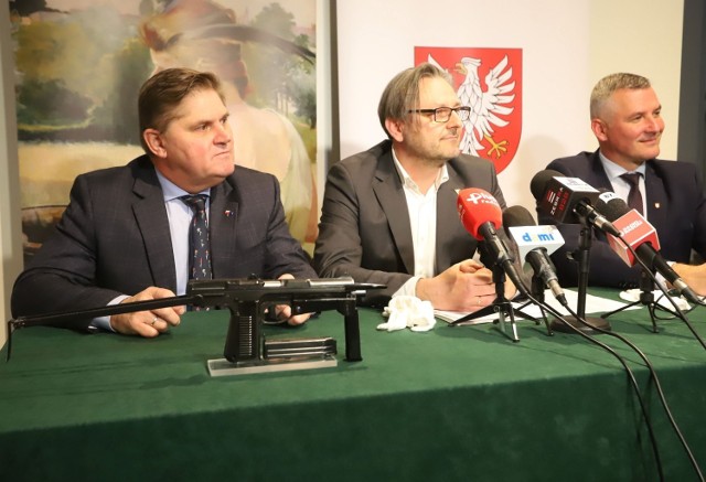 O nowych eksponatach muzeum mówili dyrektor Leszek Ruszczyk, (z lewej), wicemarszałek, Rafał Rajkowski i Mariusz Król.(w środku).