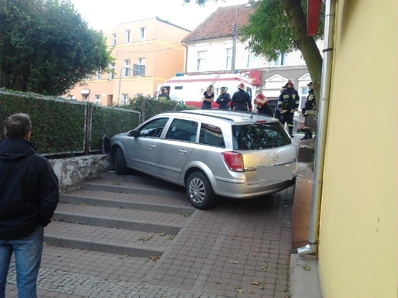 Kwidzyn: Z ulicy zjechał na schody na ul. Dębowej. Nikt nie ucierpiał [ZDJĘCIA]