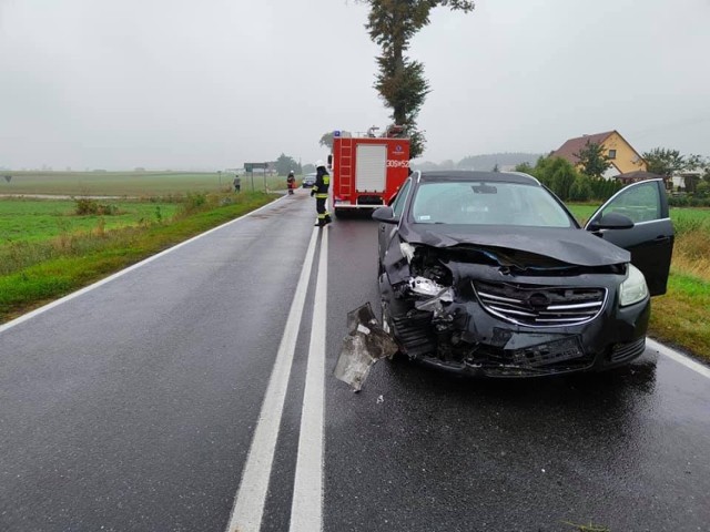 Wypadek w Karolewie na drodze krajowej 56. Zderzyły się 2 samochody osobowe. Jedna osoba z obrażeniami trafiła do szpitala.