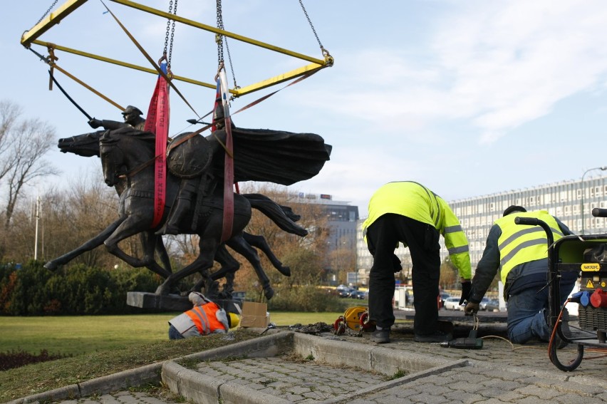 Obracają pomnik Tysiąclecia jazdy polskiej. Koniec z oglądaniem końskich zadów