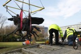 Obracają pomnik Tysiąclecia jazdy polskiej. Koniec z oglądaniem końskich zadów