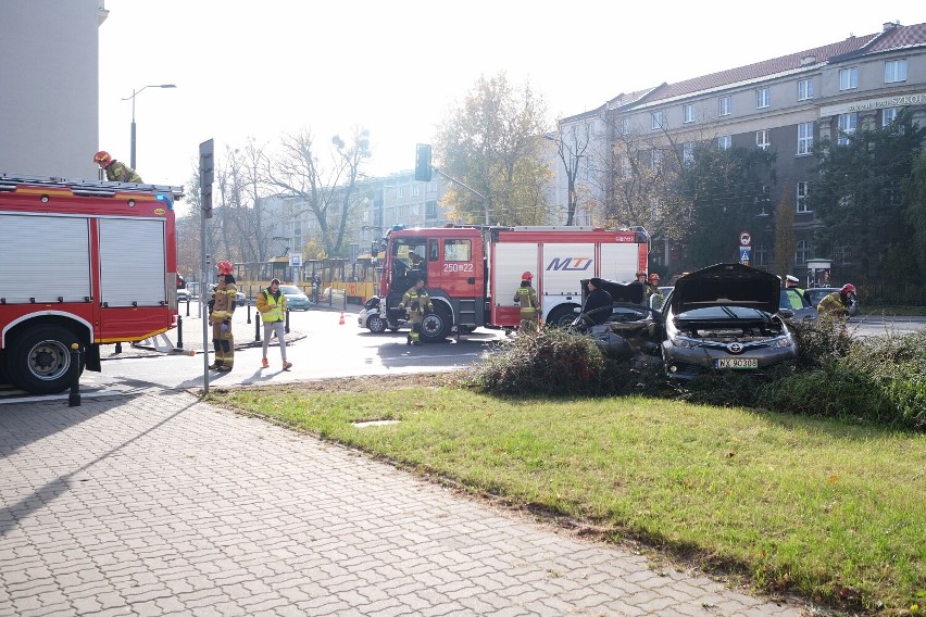 Wypadek na skrzyżowaniu ul. Popiełuszki i Krasińskiego w Warszawie. Zderzyły się dwa samochody. Na miejscu pracują służby 