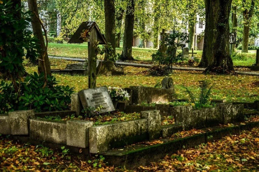 Choć cmentarz przetrwał II wojnę światową, przez wiele lat...