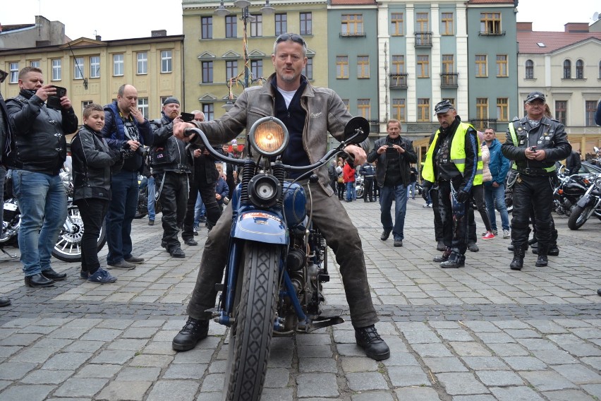 Sezon motocyklowy rozpoczęto! Konkurs Elegancji o Puchar Prezydenta Miasta wygrał Robert Gałęzki i jego Henderson