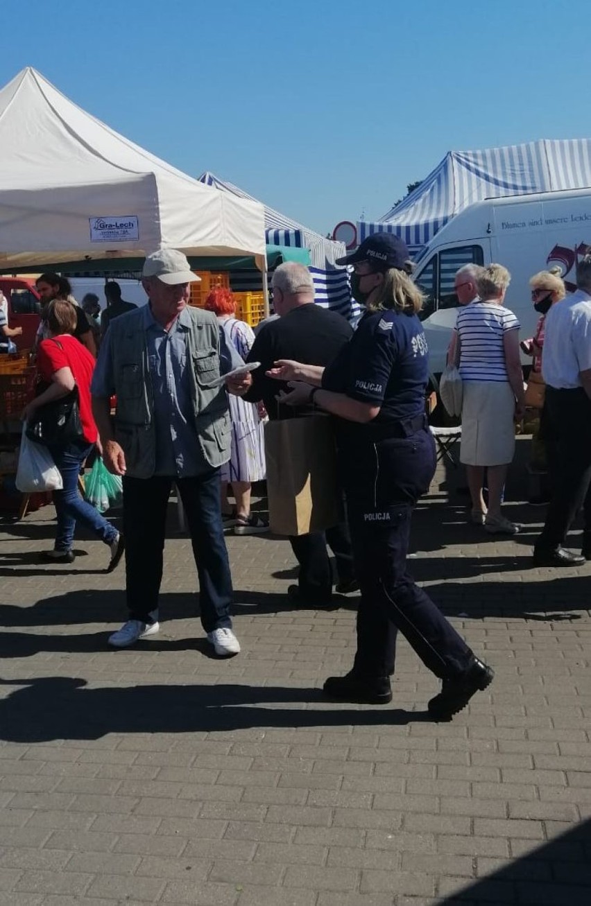 Kwidzyńscy policjanci rozdawali maseczki ochronne. Akcję zorganizował Urząd Miejski w Kwidzynie