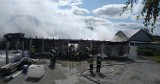 Groźny pożar w Pawelcach. Spłonęły hulajnogi i sprzęt AGD. Straty około 200 tys. ZDJĘCIA