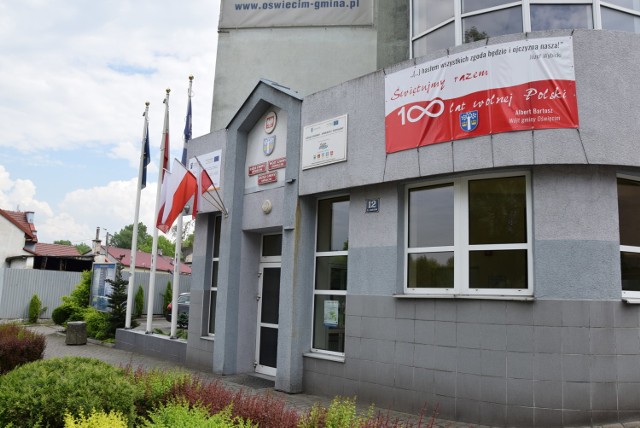 Jeden z biało-czerwonych banerów został zawieszony na Urzędzie Gminy Oświęcim. Wolą wójta miały być one w całej gminie