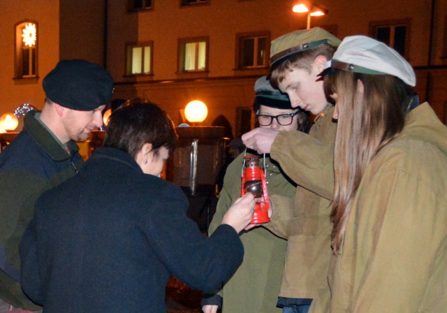 Betlejemskie Światełko Pokoju przekazali mieszkańcom harcerze z jasielskiego hufca Związku Harcerstwa Polskiego