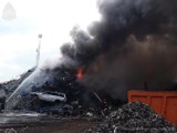 Pożar złomowiska samochodów koło Radomska. W Stobiecku Szlacheckim płonie hałda odpadów [ZDJĘCIA]