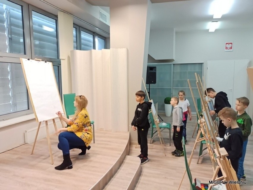 Repatriantka z Uzbekistanu prowadzi w Wieluniu zajęcia malarskie dla dzieci z Ukrainy