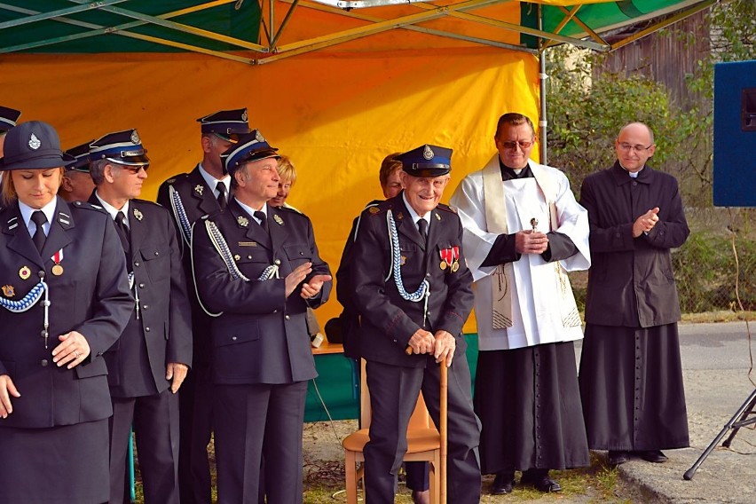 Nowy samochód strażacki udało się kupić dzięki wsparciu wielu instytucji