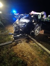 Śmiertelny wypadek na drodze Sieraków - Wronki: Samochód uderzył w drzewo [ZDJĘCIA]