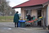 Kto nie zna małego sklepiku z owocami przy drodze ze Starego Strącza do Sławy! Wiecie, do kogo należy i kiedy go otwarto?