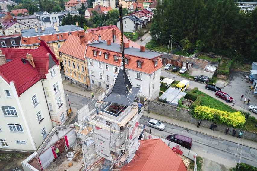Tak montują dach na wieży remizy OSP w Dusznikach-Zdroju