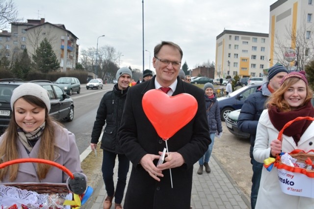 Wybory Radomsko 2016: Walentynkowa kampania wyborcza na targowisku