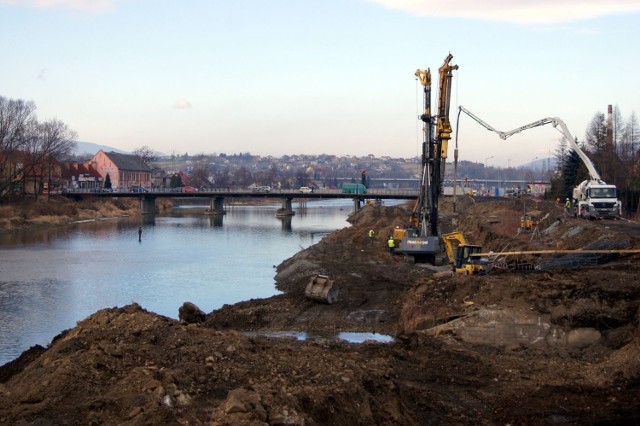 Inwestycja obejmuje budowę nowoczesnego mostu na Sole oraz przebudowę drogi wojew&oacute;dzkiej 945 w kierunki Korbielowa. Fot. Bożena Zajiczek-Panuś