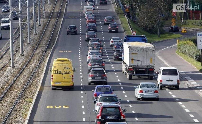 Uwaga kierowcy, problemy na ul. Gdańskiej. Jeden pas zamknięty 