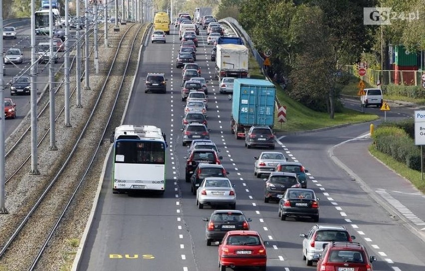 Uwaga kierowcy, problemy na ul. Gdańskiej. Jeden pas zamknięty 