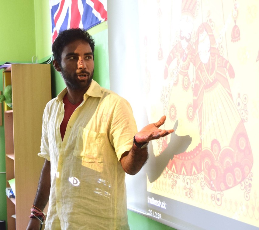 Goście z Indii uczą angielskiego w Malborku [ZDJĘCIA]. To łamanie barier językowych i kulturowych