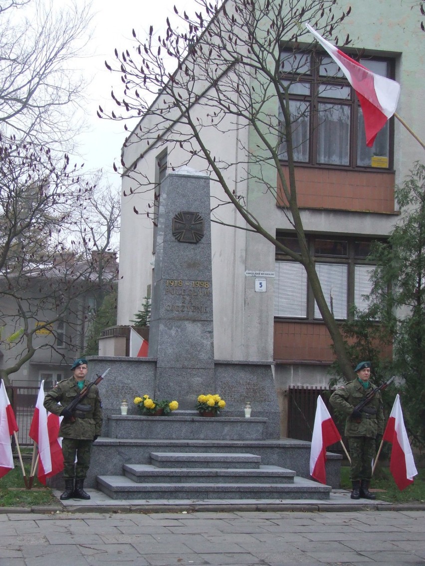 Warta honorowa przy Pomniku członków Polskiej Organizacji...