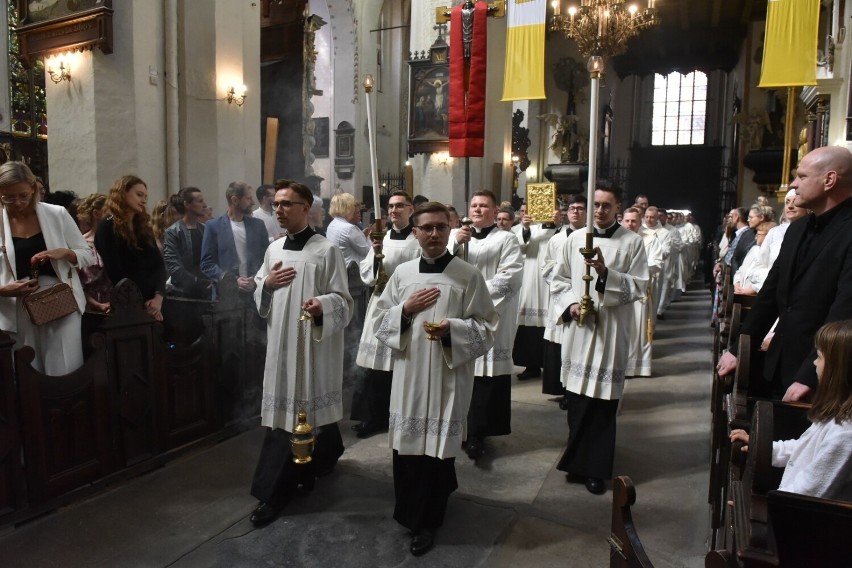 Nowi kapłani zostali konsekrowani podczas mszy świętej w...