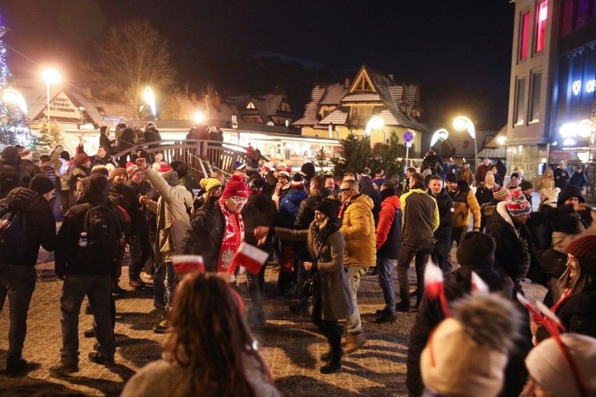 Zakopane. W nocy znów była dyskoteka na Krupówkach. Tańczyło 40 osób. Policja dostała wezwanie 