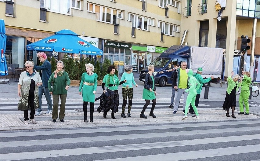 Seniorzy w zielonych strojach tańczyli w centrum miasta! 